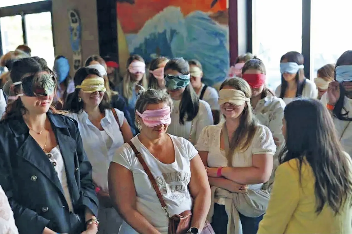 Les yeux bandés, les participantes se prêtent au jeu de la surprise