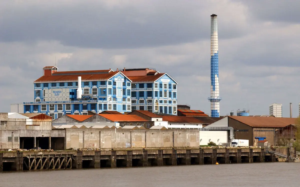 À Nantes, cette immense usine bleue de 90 ans affiche désormais son statut de Monument historique