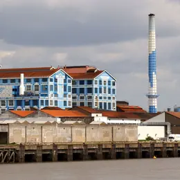 À Nantes, cette immense usine bleue de 90 ans affiche désormais son statut de Monument historique