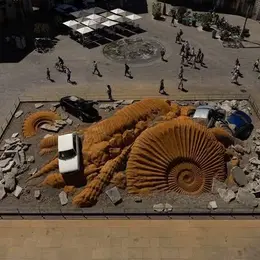 À Nantes, des voitures semblent disparaître sous le sable en plein cœur de la place Graslin