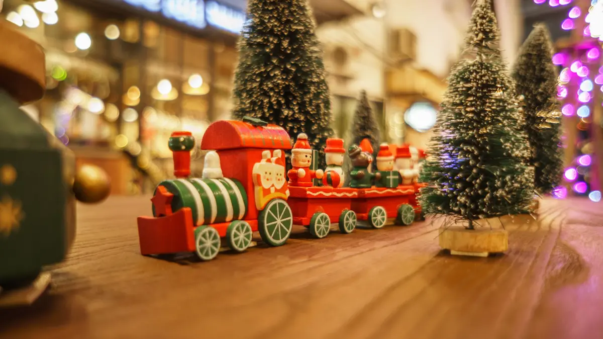 À Paris, ce centre commercial va se transformer en gare de Noël avec un sapin géant et un petit train