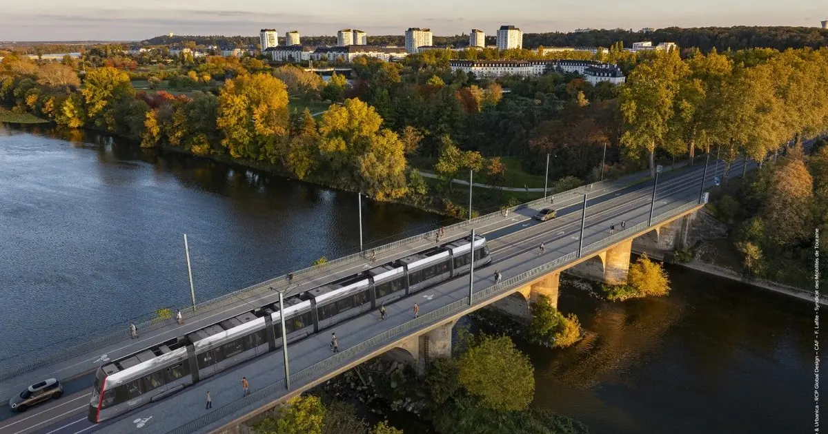 À Tours, un pont entier a été démoli pour laisser passer le futur tramway