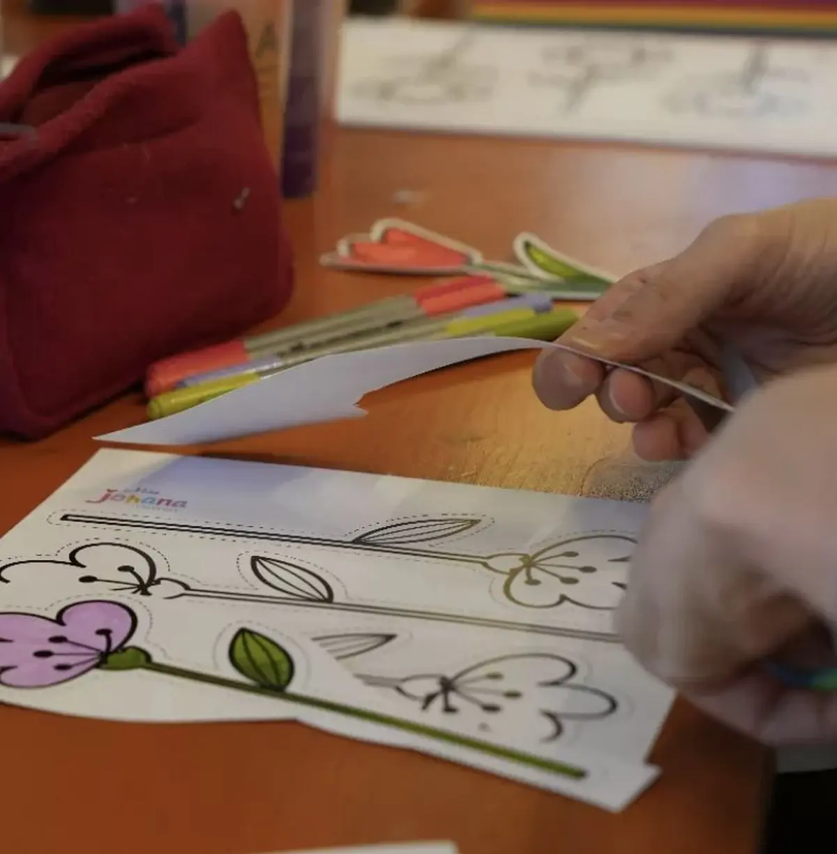 airt de famille -Atelier Jeunesse – Bouquet de fleurs et vase 2D