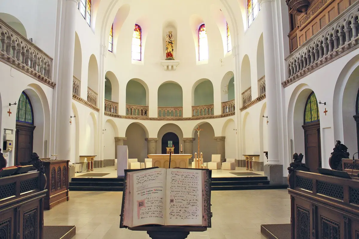 Dans l'église