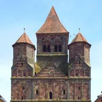 L'abbaye de Marmoutier dresse toujours son impressionnante façade romane, plus de 1600 ans après sa fondation. &copy; Gustave Graetzlin