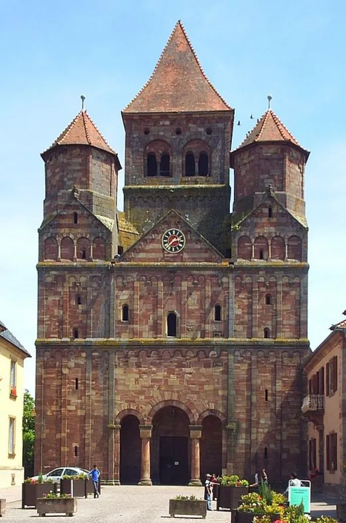 L\'abbaye de Marmoutier dresse toujours son impressionnante façade romane, plus de 1600 ans après sa fondation.