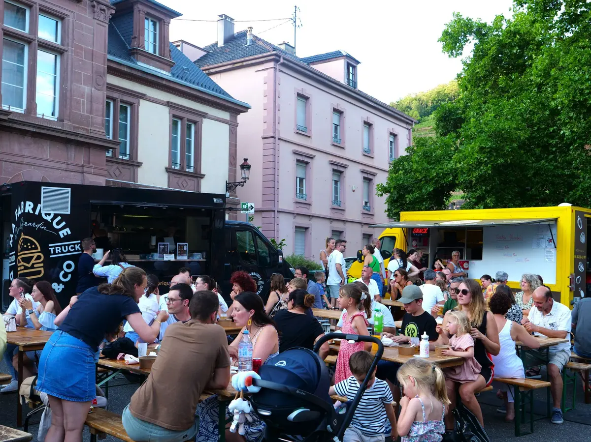 Plusieurs foodtrucks sont installés pour vous rassasier