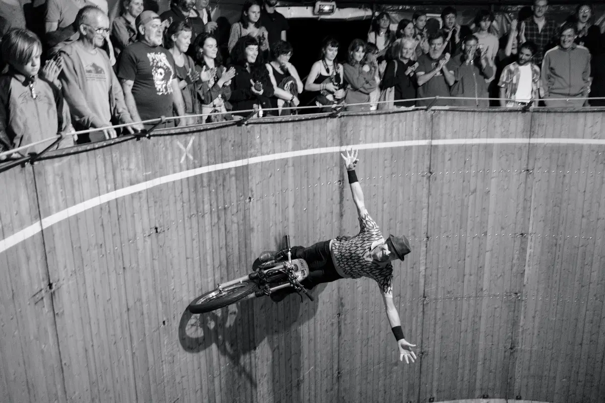 Agora Pôle National Cirque - Mortel Jus de Mortel / Compagnie La présidente a eu 19