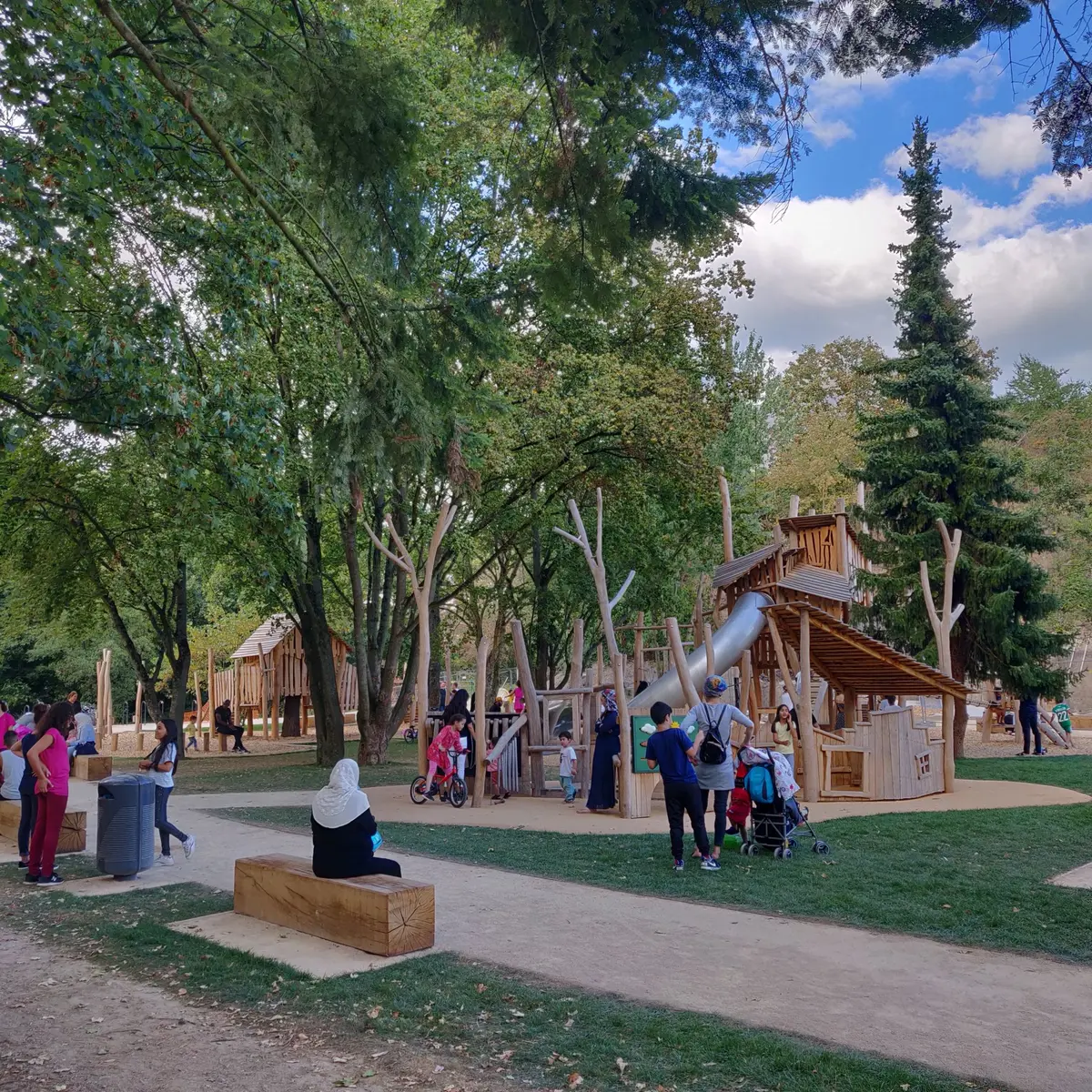 Enfants et parents se réjouissent de cette nouvelle aire de jeux !