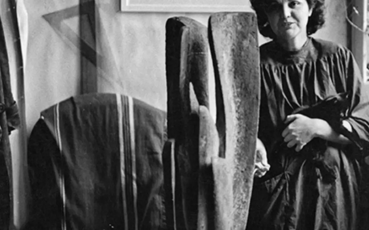 Alicia Penalba dans son atelier à Montrouge en 1956 avec son portrait par Henri Matisse. Photographie anonyme. Buenos Aires, MALBA