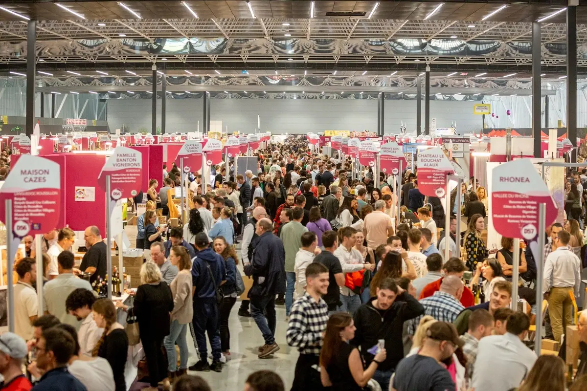 Les allées sont pleines lors du Salon Vins & Terroirs à Toulouse