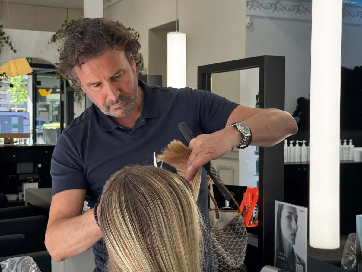 Alexandre Alverson réalise la signature maison : la coupe sur cheveux secs