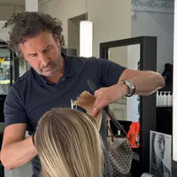 Alexandre Alverson réalise la signature maison : la coupe sur cheveux secs &copy; JDS / Céline Zimmermann