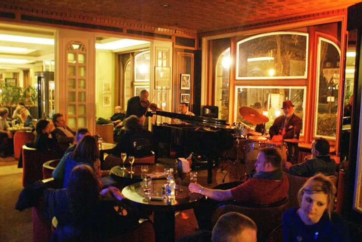 Ambiance cosy, musique live, rencontres cosmopolites  : les bars d'hôtel comme le Charlie's ne manquent pas d'atouts
