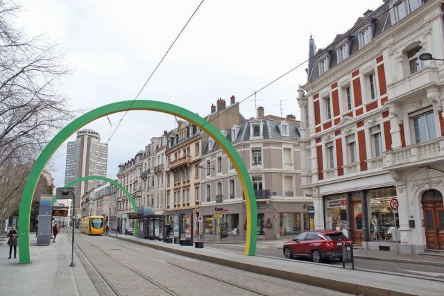 L\'avenue Kennedy à Mulhouse regroupe de nombreuses enseignes, facilement accessibles en tram