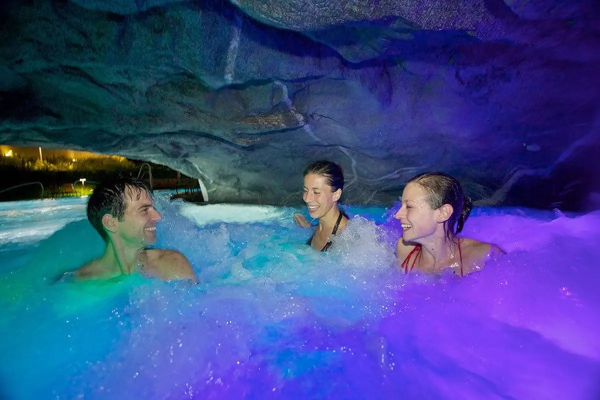 Ambiance unique dans la grotte de relaxation aquabasilea