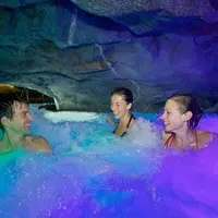 Ambiance unique dans la grotte de relaxation aquabasilea DR