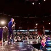 An Idiot’s Guide to Wine : verres de vin sur fond de comédie