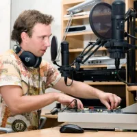 A toute heure de la journée, animateurs et DJs se relayent pour vous offrir les émissions de radio que vous aimez. &copy; Stepanov - fotolia.com