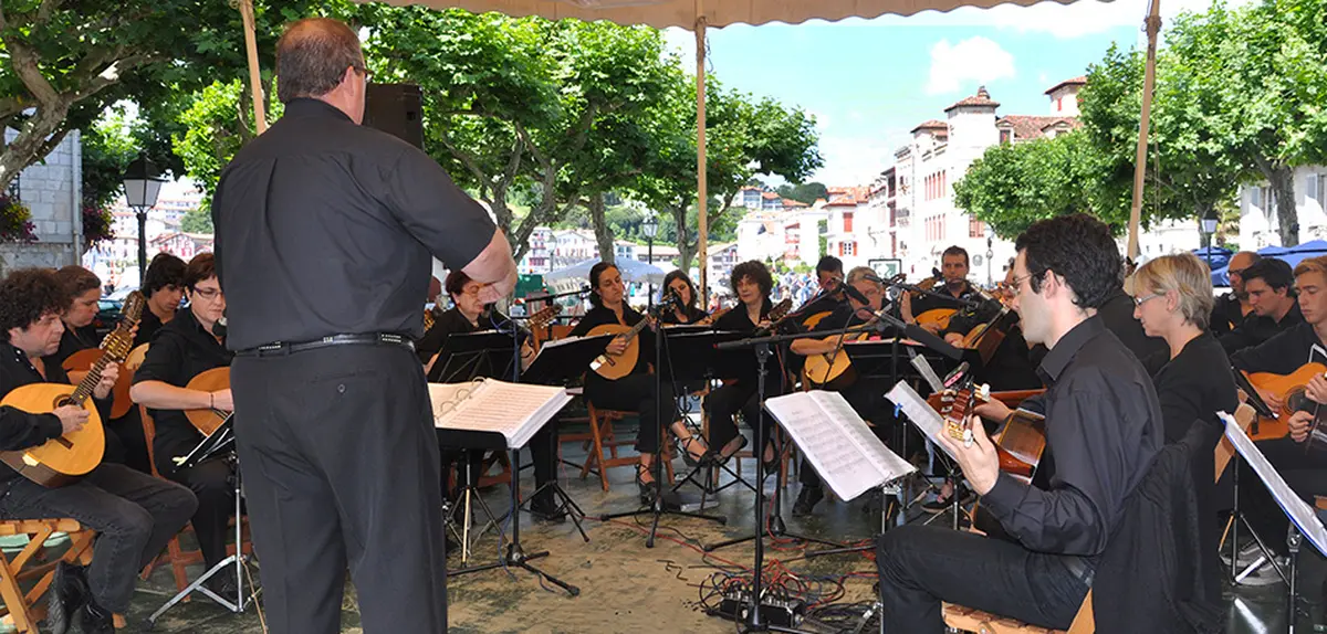 Animation musicale au kiosque avec l'Estudiantina