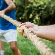 Animations adultes: courses en sac, tir à la corde, quizz...