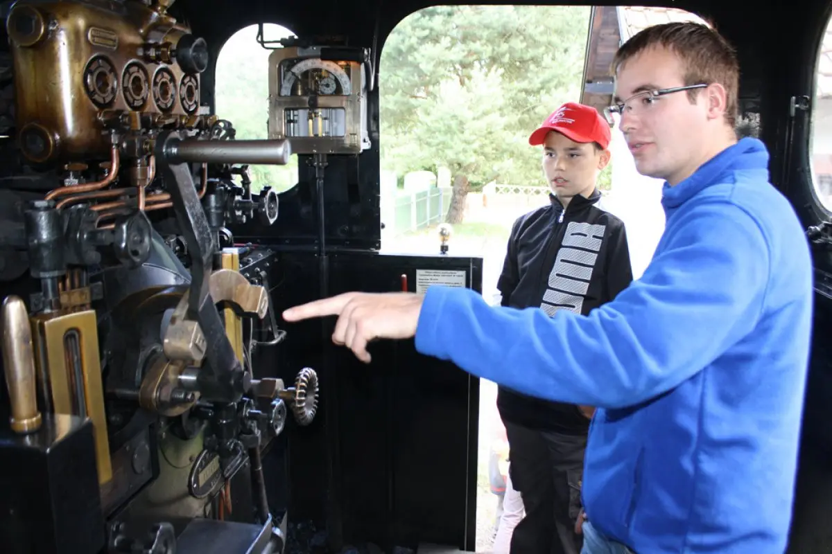 Antoine, guide, explique aux enfants le fonctionnement de la locomotive