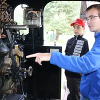 Antoine, guide, explique aux enfants le fonctionnement de la locomotive &copy; Sandrine Bavard