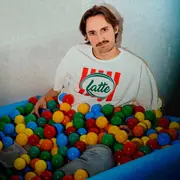 Antonin Ecce dans 'Boum Boum' au théâtre BO Saint-Martin