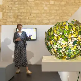 Août : le mois du Tiffany, au Musée du Vitrail de Grand Poitiers