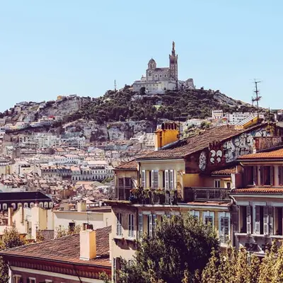 Apéritif au coucher du soleil dans le quartier d'Endoume