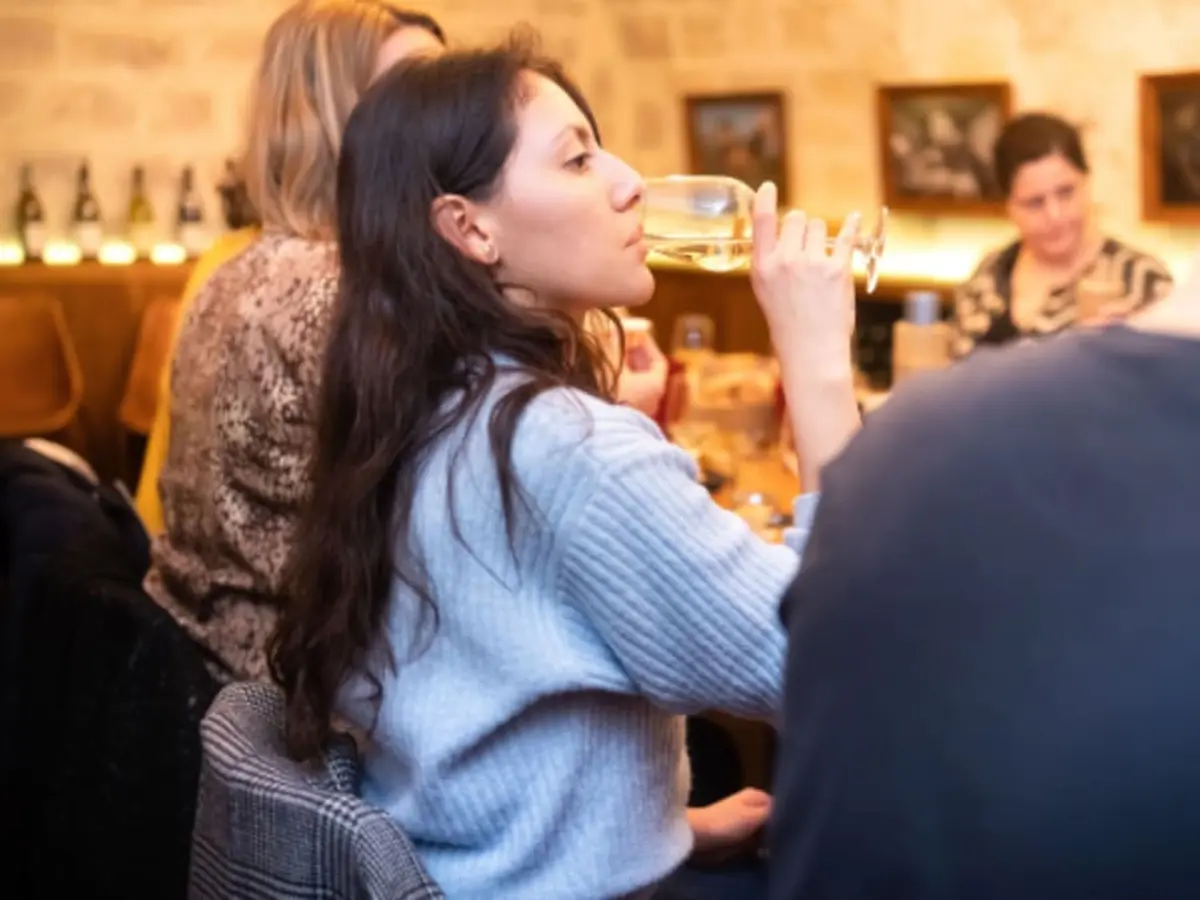 Apéritif vins & fromages, Caves du Louvre à Paris (en anglais)