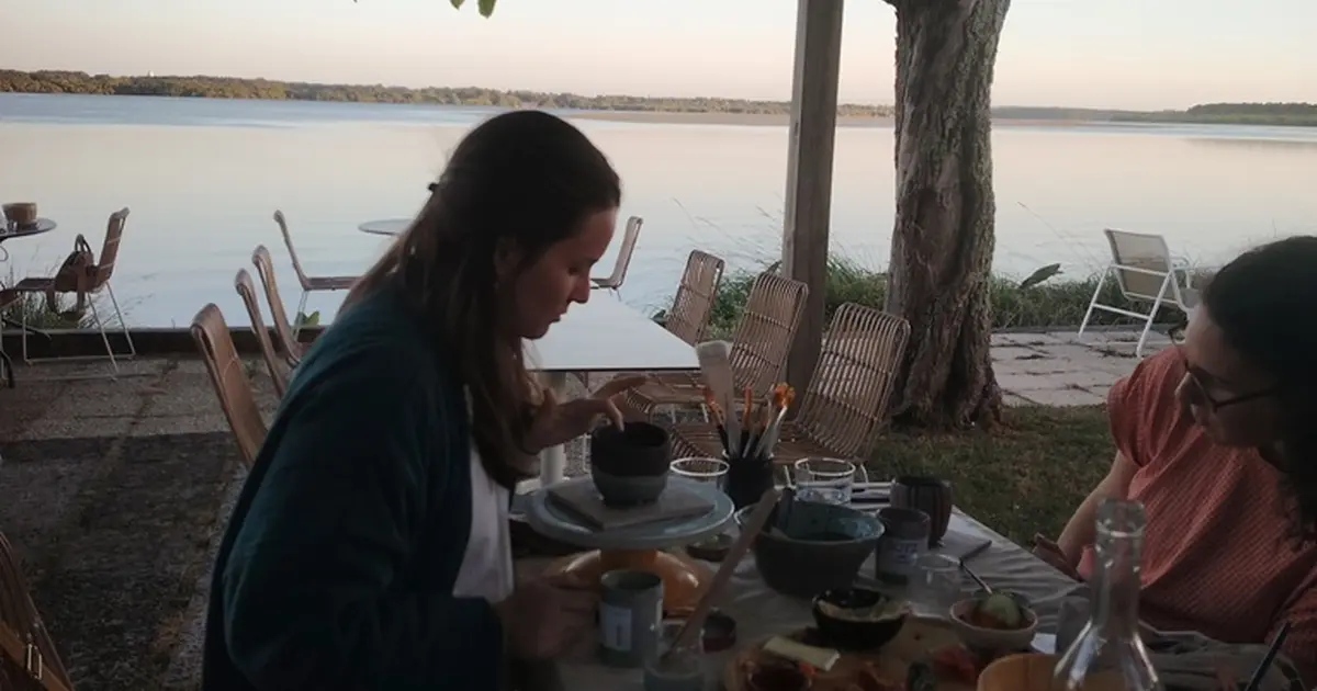 Apéro céramique au bord du lac d'Azur la Paillote gourmande à Azur