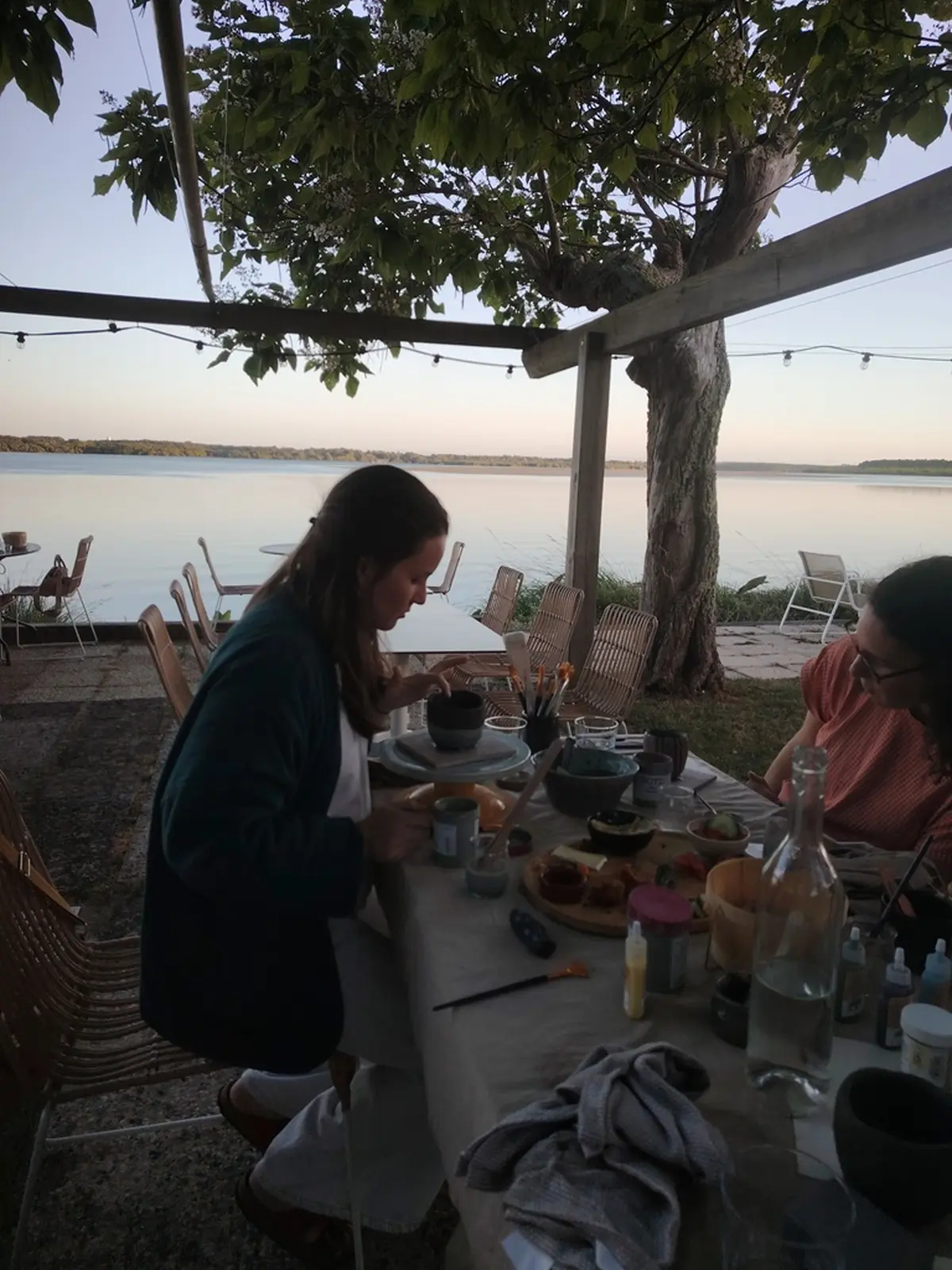 Apéro céramique au bord du lac d'Azur la Paillote gourmande à Azur