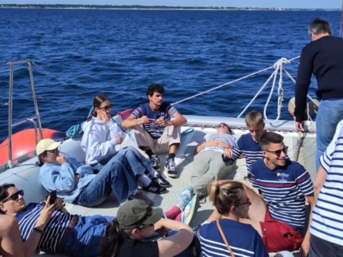 Apéro feux d’artifices à bord d’un catamaran sur les côtes de Lorient (56)