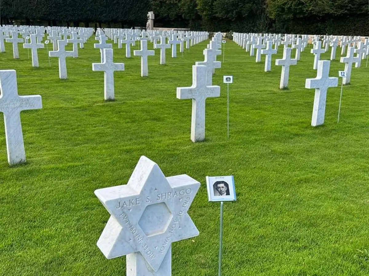Appel à volontaires au cimetière américain – Installation de l'exposition