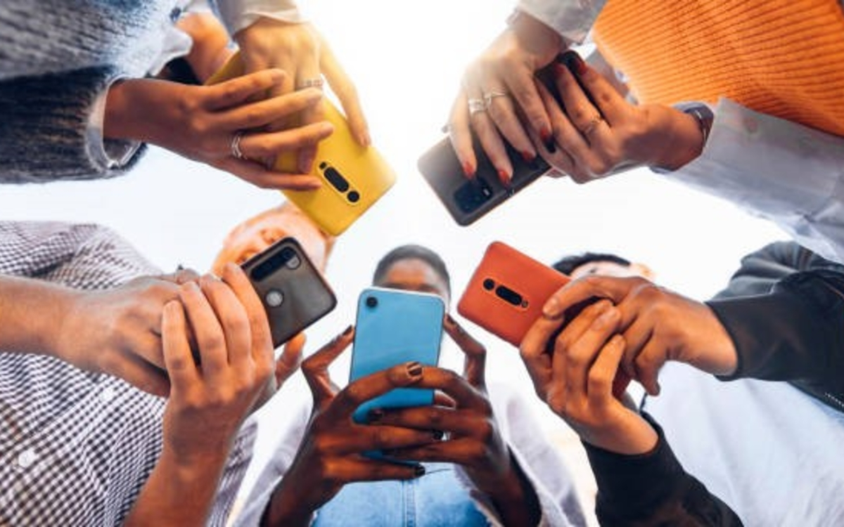 Ados tenant des téléphones intelligents mobiles