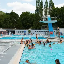 Après plus de deux ans de travaux, cette piscine emblématique de Nantes a complètement changé