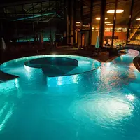 Ambiance apaisante dans le bassin extérieur de nuit à aquabasilea DR