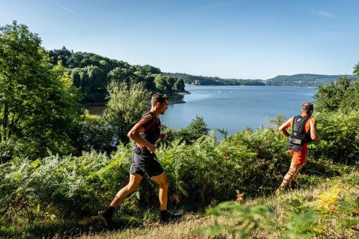 Trail, randonnée ou swimrun au bord et sur le lac de Bort-les-Orgues, dans un cadre idyllique