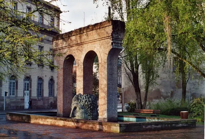 La sculpture de Tomi Ungerer trône entre la place Broglie et les quais