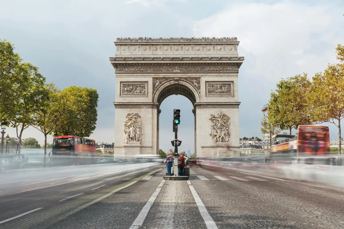 Photo en pose longue de l'Arc de Triomphe à la lumière du jour