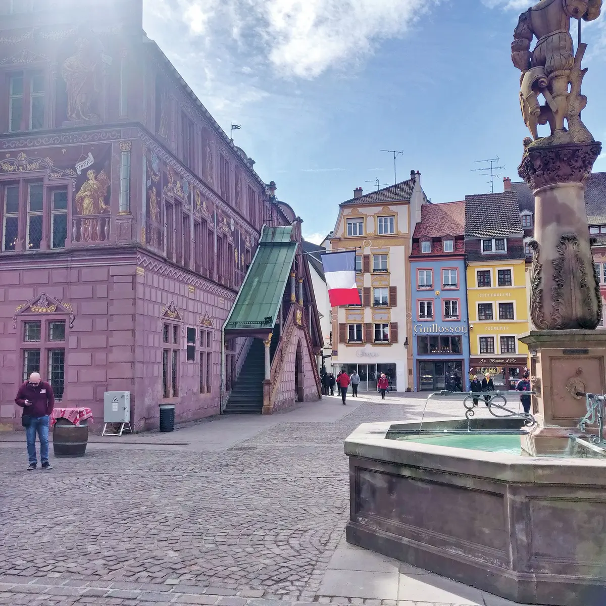 L'Hôtel de Ville domine la Place de la Réunion
