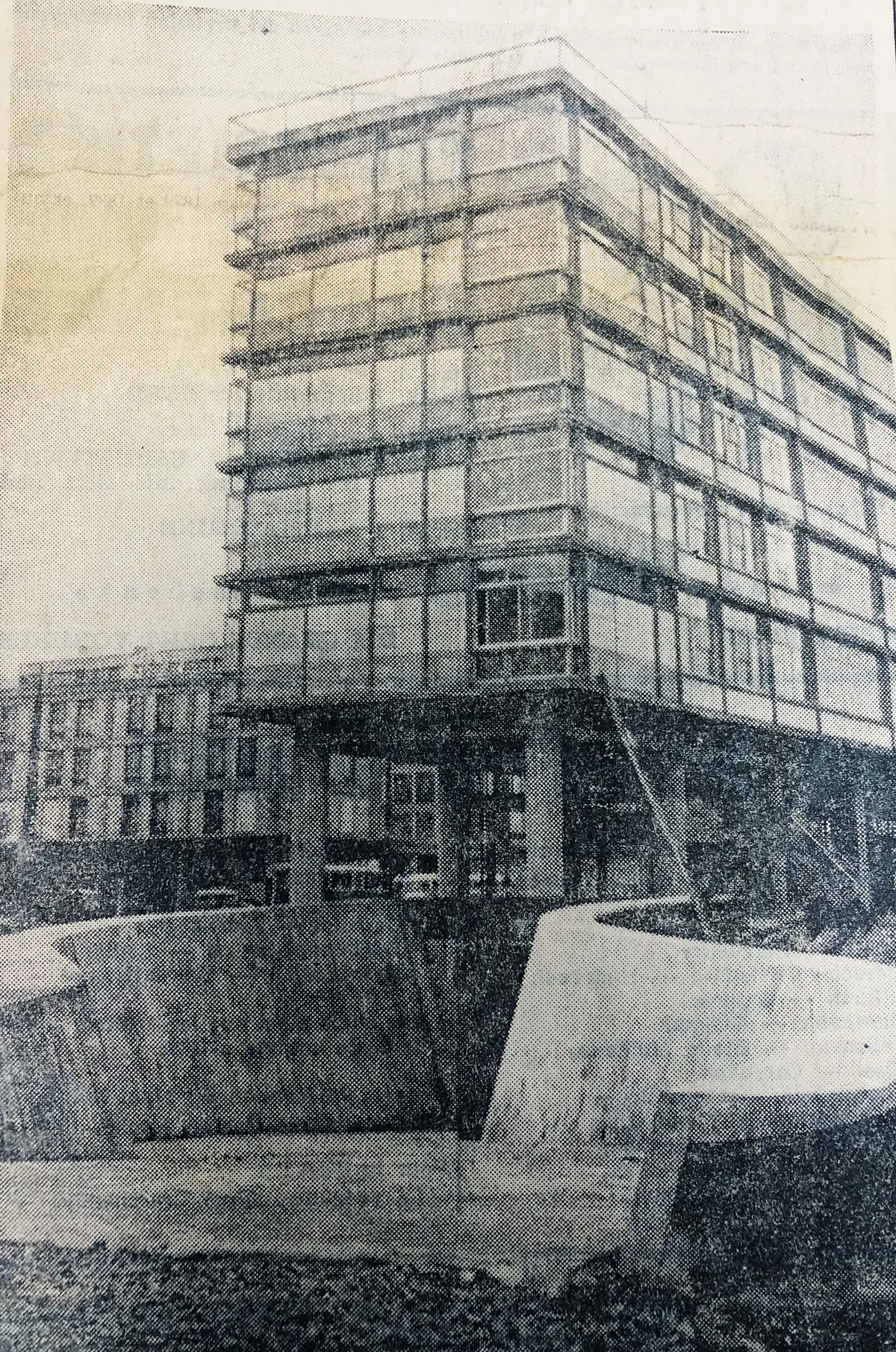 Une des rampes en béton menant aux garages