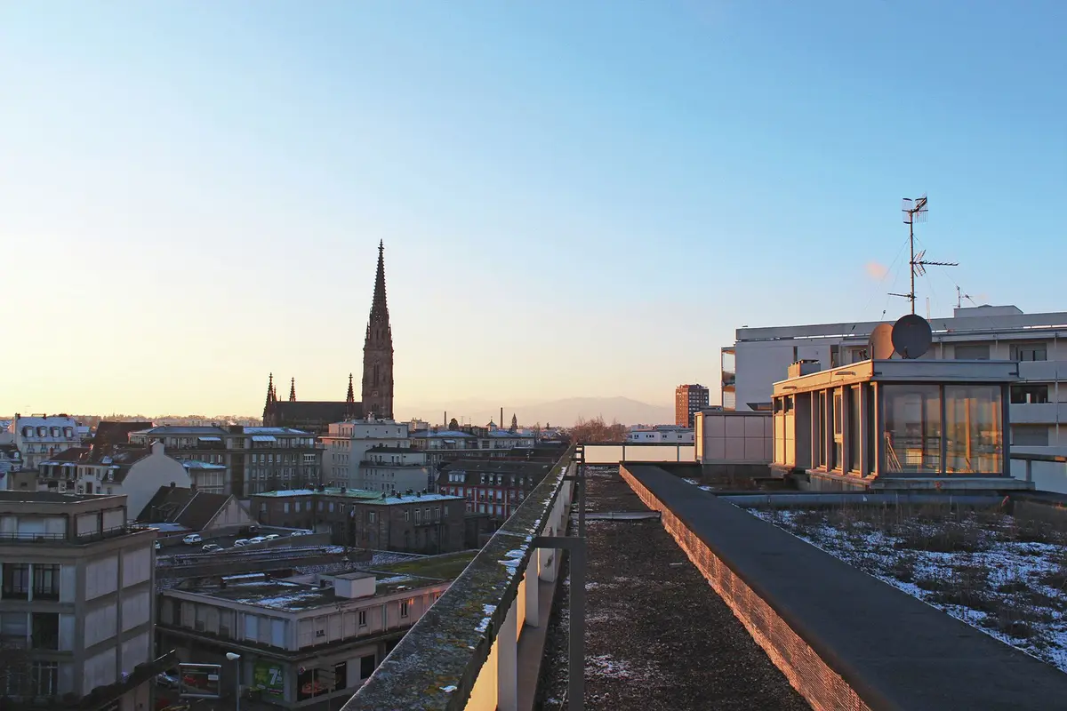 Vue sur la ville depuis le toit du bâtiment