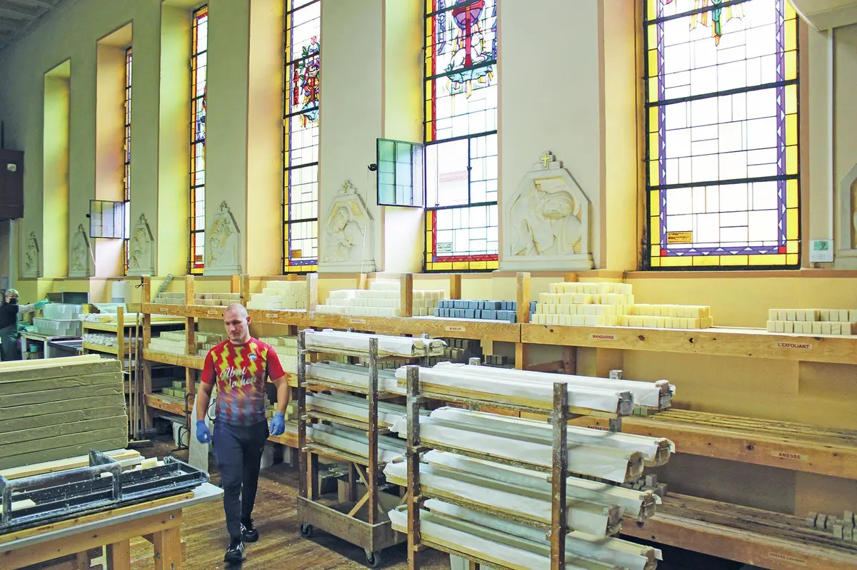 Au cœur de l'atelier, à l'étape de la découpe des barres de savons