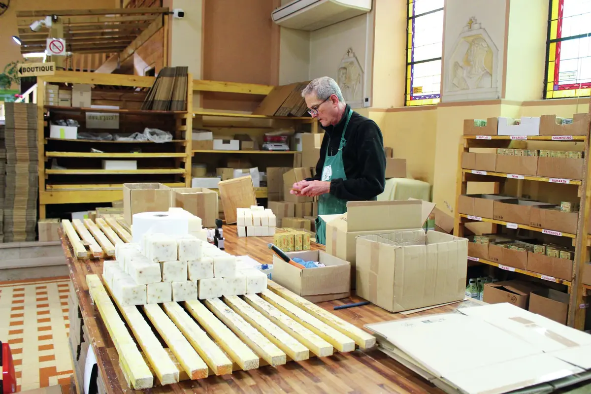 Michel est attelé à l'emballage des savons