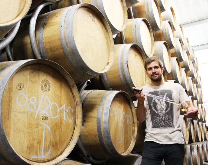 Arnaud Meyer, au milieu de ses 650 fûts de whisky alsacien