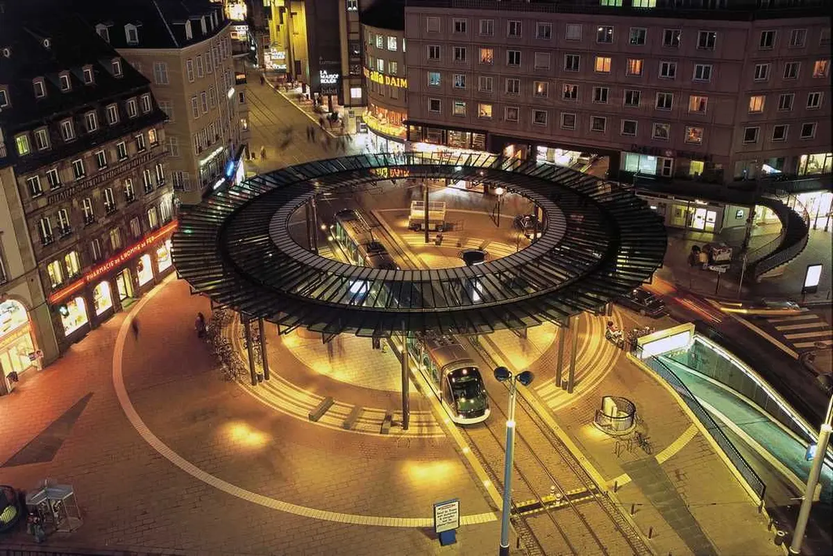 La place de l'Homme de Fer vue d'en haut, où presque tous les trams de Strasbourg se croisent