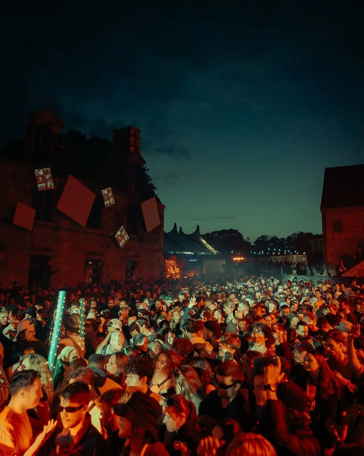 Astropolis r&eacute;unit chaque ann&eacute;e plus de 13 000 festivaliers venus vibrer sur des rythmes &eacute;lectroniques sous toutes ses formes. 