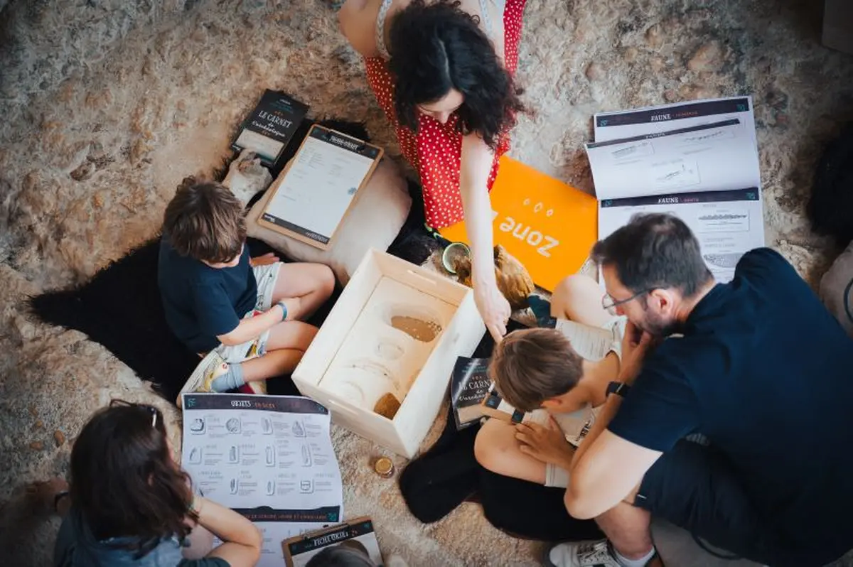 Atelier 100 000 ans sous la falaise - Châteaux en fête